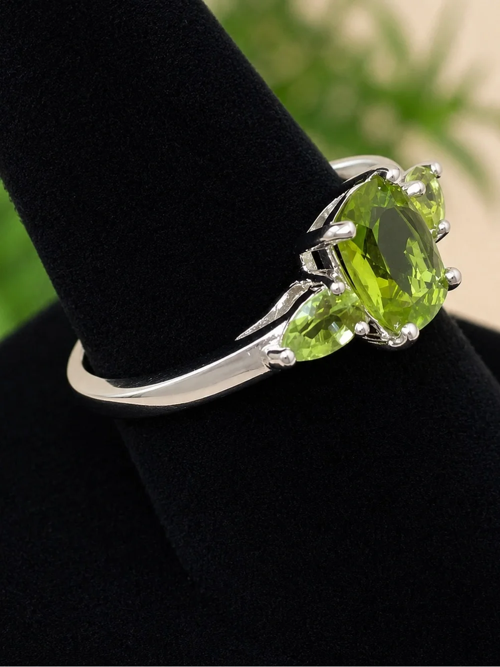 1.25 ct Cushion Cut Peridot w 0.34 ct Pear Side Stones | 925 Silver | Size 6